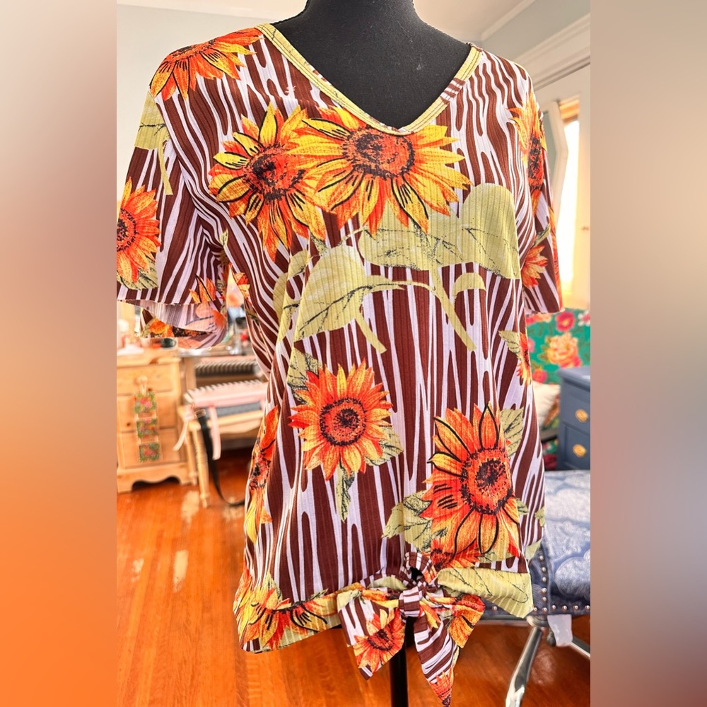 Women’s blouse, Sunflowers pattern, Made in Brazil, size XL 🌻🌻